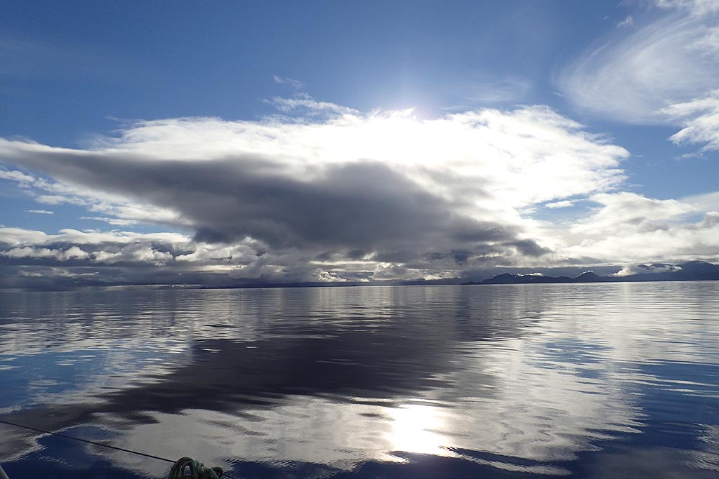 Wolken im Canal Moraleda