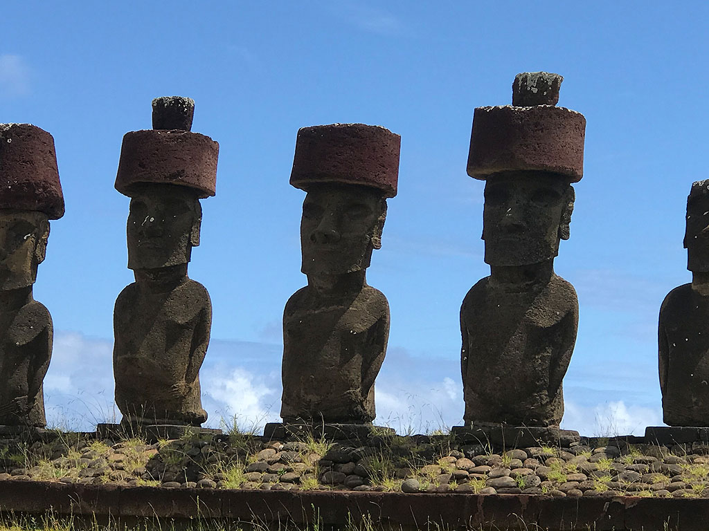  9 Anakena Moais