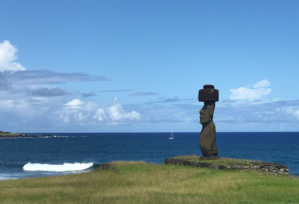 2 VERA und Moai in Hanga Roa